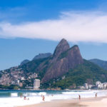Morro Dois Irmãos visto da praia de Ipanema