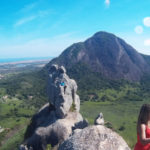 Pedra do Macaco com a Pedra de Inoã de fundo