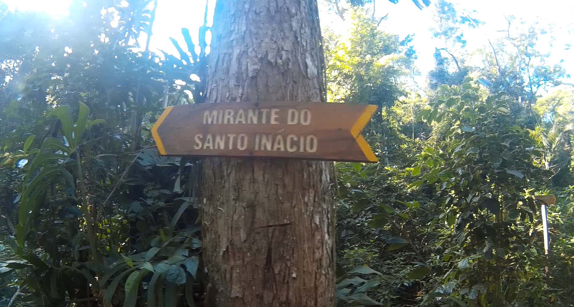 Placa informando a direção Morro Santo Inácio