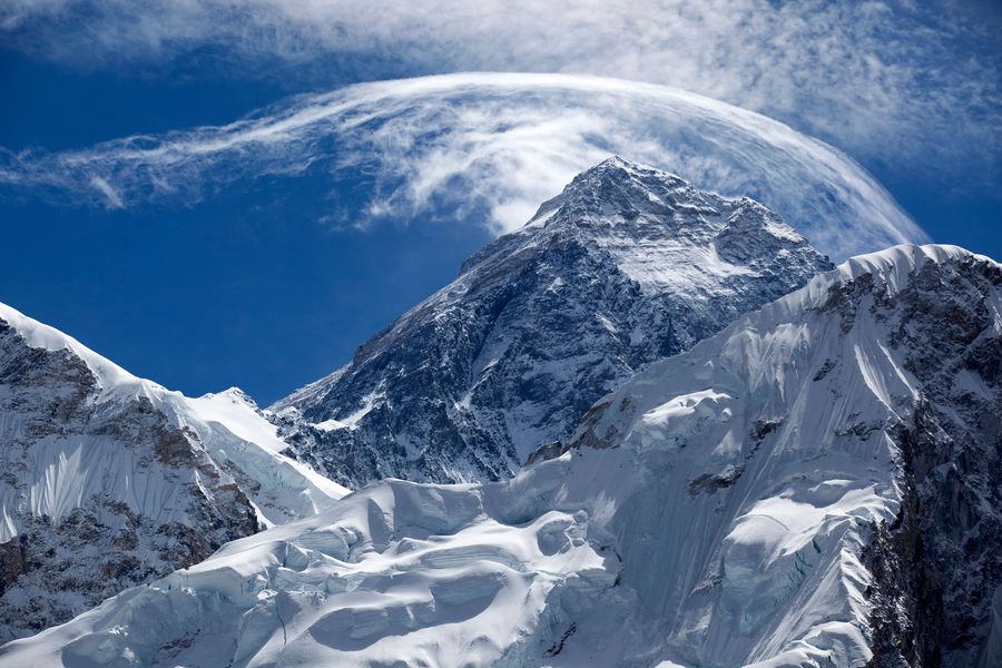 O Monte Everest é a maior montanha do mundo
