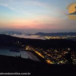 costao-de-itacoatiara-a-noite