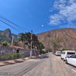 final da rua na praia de itacoatiara