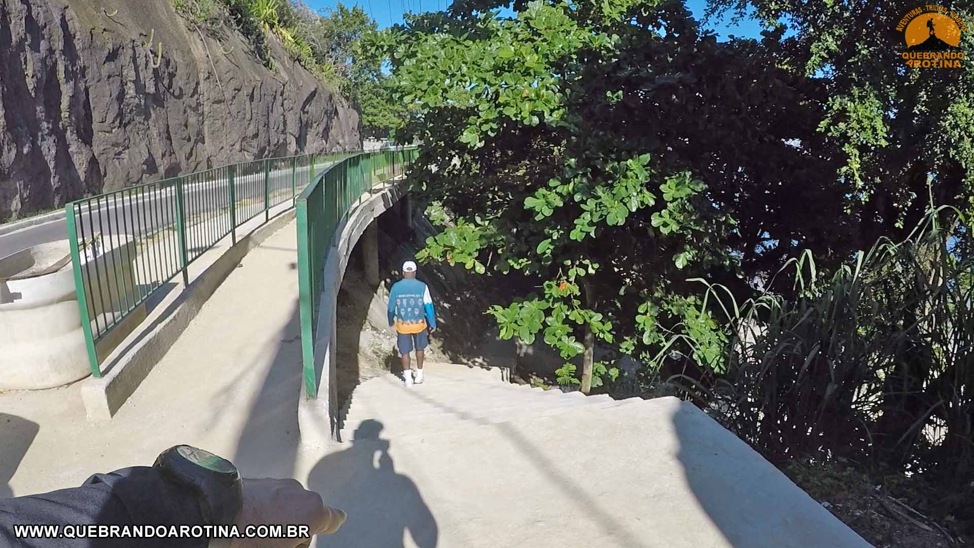 Escadas que dão acesso a Praia do Adão em Jurujuba